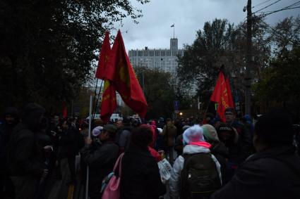 Москва.  Участники траурного шествия в память о трагических событиях в Москве в октябре 1993 года.