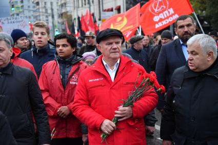 Москва.  Лидер партии КПРФ Геннадий Зюганов (в центре) во время траурного митинга в память о трагических событиях в Москве в октябре 1993 года.