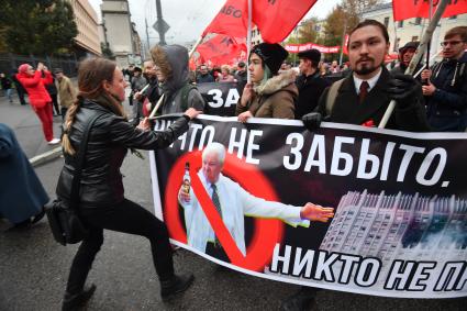 Москва.  Участники траурного шествия в память о трагических событиях в Москве в октябре 1993 года.