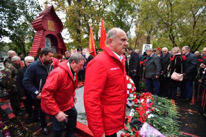 Москва.  Лидер партии КПРФ Геннадий Зюганов (в центре) во время траурного митинга в память о трагических событиях в Москве в октябре 1993 года.