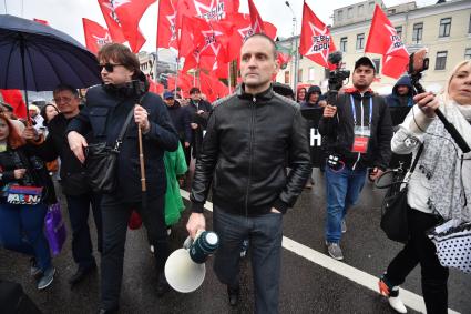 Москва.   Лидер движения `Авангард красной молодежи`, координатор движения `Левый фронт` Сергей Удальцов (в центре) во время траурного митинга в память о трагических событиях в Москве в октябре 1993 года.