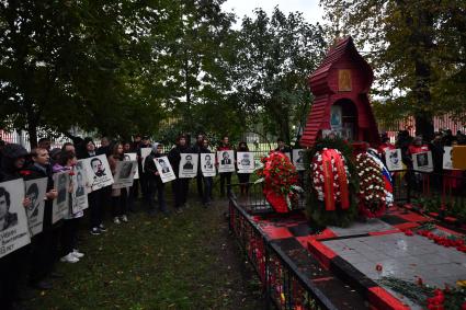 Москва.  Участники траурного шествия в память о трагических событиях в Москве в октябре 1993 года.