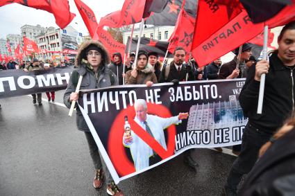 Москва.  Участники траурного шествия в память о трагических событиях в Москве в октябре 1993 года.