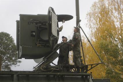 Екатеринбург. Военнослужащие-контактники разворачивают систему РЭБ (радио-электронная борьба)