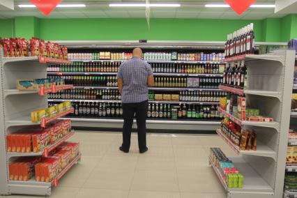 Иркутск.    Мужчина выбирает пиво  в супермаркете.