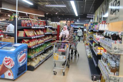 Иркутск.  Покупательница в супермаркете.