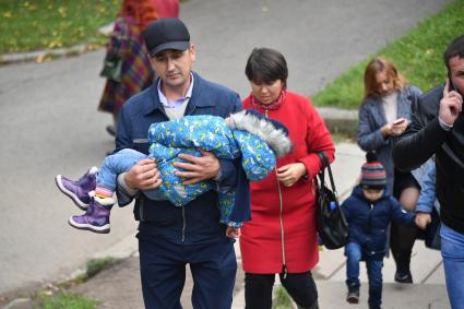 Москва. Мужчина с ребенком на руках.