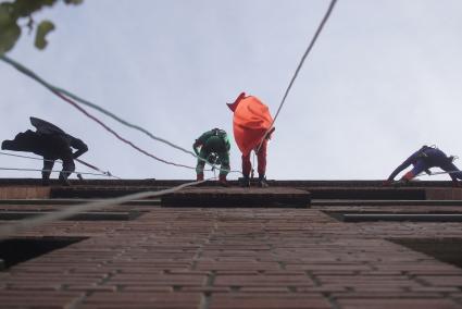 Екатеринбург. Супергерои пришли в гости в детям лежащим в больнице. Бетмен, черепашка ниндзя, богатырь и спайдермен перед спуском по стене