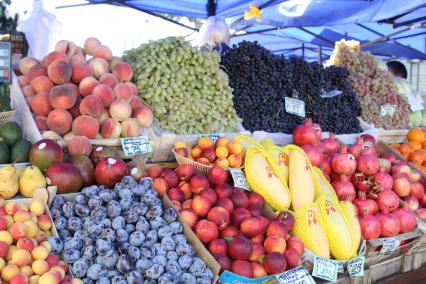 Иркутск.   Торговля фруктами на рынке.