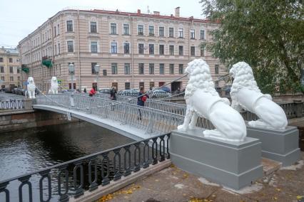 Санкт-Петербург. Львиный мост через канал Грибоедова после реставрации.