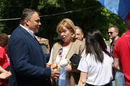 Диск293. Московский Дворец пионеров ВОРОБЬЕВЫ ГОРЫ. Международный день защиты детей. Благотворительная акция ПЕРВЫЙ ДЕТЯМ!. 2016. На снимке: телеведущие Петр Толстой и Арина Шарапова