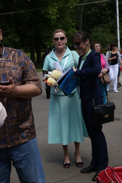 Диск293. Московский Дворец пионеров ВОРОБЬЕВЫ ГОРЫ. Международный день защиты детей. Благотворительная акция ПЕРВЫЙ ДЕТЯМ!. 2016. На снимке: телеведущая Лариса Вербицкая