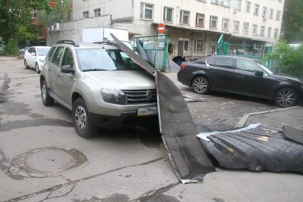 Нижний Новгород. Автомобиль, поврежденный упавшим кусками кровли во время урагана на одной из улиц города.