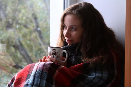 Нижний Новгород. Девушка с чашкой чая у окна.