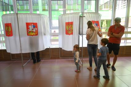 Московская область. Избиратели голосуют в единый день голосования на одном из избирательных участков Подмосковья.