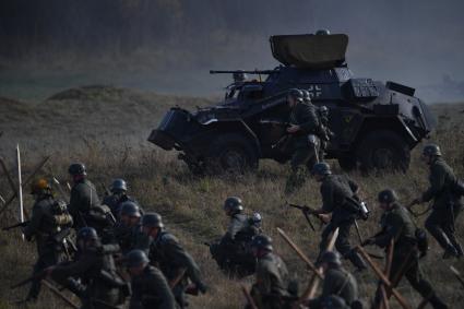 Московская область, Бородино. Участники реконструкции боев на Можайской линии обороны в октябре 1941 года, проведенных в рамках военно-исторического фестиваля `Москва за нами.1941 год`.