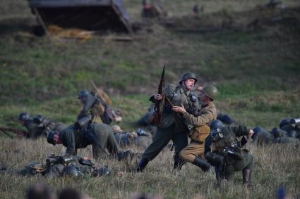 Московская область, Бородино. Участники реконструкции боев на Можайской линии обороны в октябре 1941 года,  проведенных  в рамках военно-исторического фестиваля `Москва за нами.1941 год`.