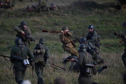 Московская область, Бородино. Участники реконструкции боев на Можайской линии обороны в октябре 1941 года, проведенных в рамках военно-исторического фестиваля `Москва за нами.1941 год`.