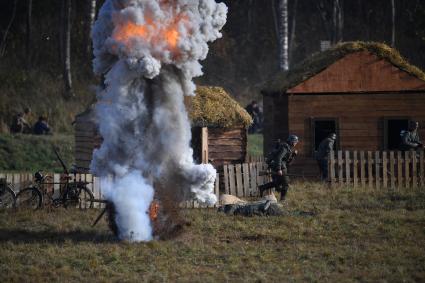 Московская область, Бородино. Участники реконструкции боев на Можайской линии обороны в октябре 1941 года,  проведенных  в рамках военно-исторического фестиваля `Москва за нами.1941 год`.