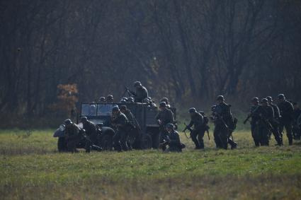 Московская область, Бородино. Участники реконструкции боев на Можайской линии обороны в октябре 1941 года,  проведенных  в рамках военно-исторического фестиваля `Москва за нами.1941 год`.