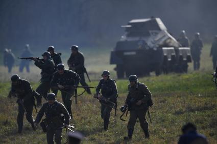 Московская область, Бородино. Участники реконструкции боев на Можайской линии обороны в октябре 1941 года, проведенных в рамках военно-исторического фестиваля `Москва за нами.1941 год`.
