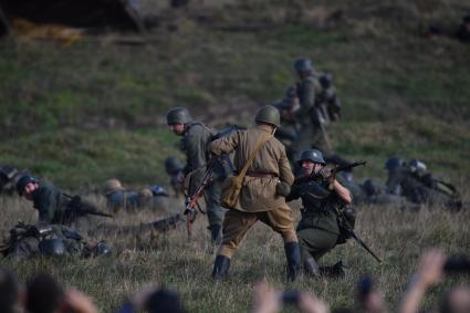 Московская область, Бородино. Участники реконструкции боев на Можайской линии обороны в октябре 1941 года,  проведенных  в рамках военно-исторического фестиваля `Москва за нами.1941 год`.