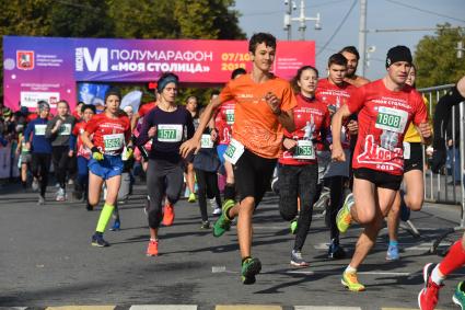 Москва.  Участники полумарафона `Моя Столица` на Воробьевых горах.