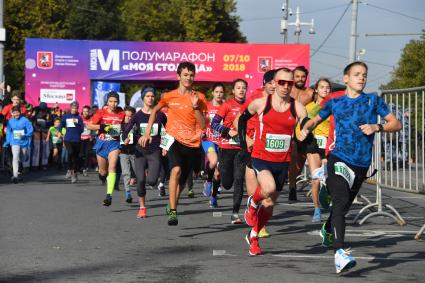 Москва.  Участники полумарафона `Моя Столица` на Воробьевых горах.