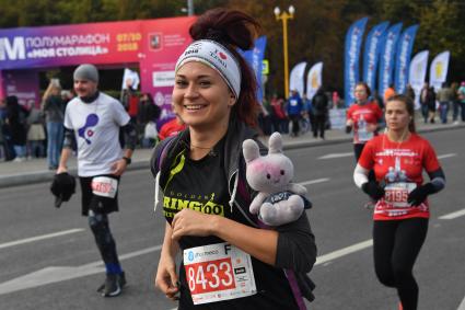 Москва.  Участники полумарафона `Моя Столица` на Воробьевых горах.