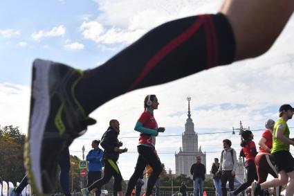 Москва.  Участники полумарафона `Моя Столица` на Воробьевых горах.