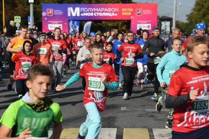 Москва.  Участники полумарафона `Моя Столица` на Воробьевых горах.