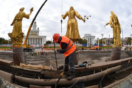 Москва. Демонтаж фонтана `Дружба народов` перед его реставрацией.