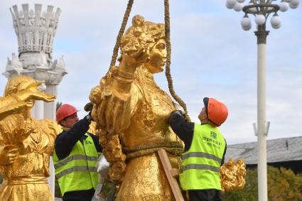 Москва. Демонтаж фонтана `Дружба народов` перед его реставрацией.