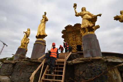 Москва. Демонтаж фонтана `Дружба народов` перед его реставрацией.