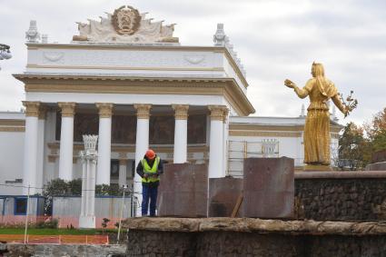 Москва. Демонтаж фонтана `Дружба народов` перед его реставрацией.