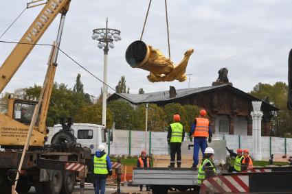 Москва. Демонтаж фонтана `Дружба народов` перед его реставрацией.