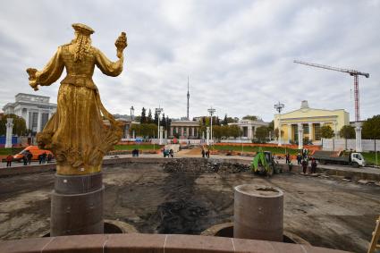 Москва. Демонтаж фонтана `Дружба народов` перед его реставрацией.