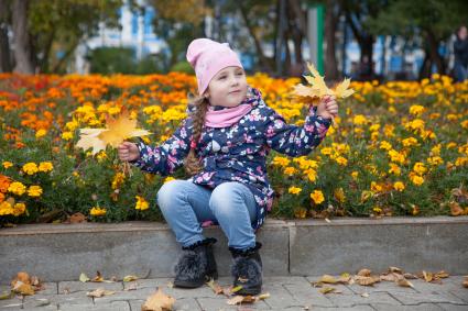 Пермь. Девочка играет в парке.