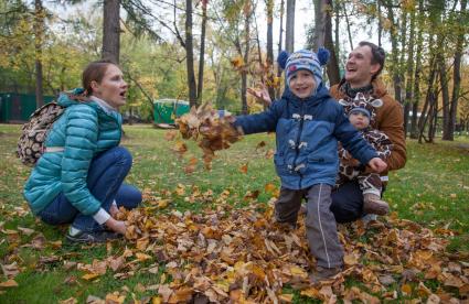 Пермь. Женщина и мужчина с  детьми в парке.