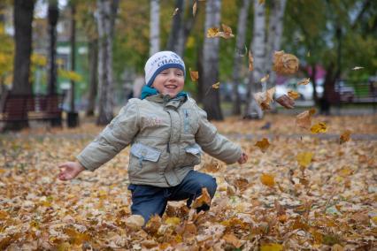 Пермь. Мальчик играет в парке.