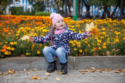 Пермь. Девочка играет в парке.