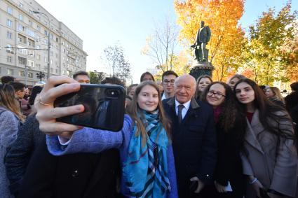 Москва. Президент ассоциации сердечно-сосудистых хирургов России, директор Национального научно-практического центра сердечно-сосудистой хирургии им. А.Н. Бакулева Лео Бокерия (третий справа) на открытии памятника хирургу Николаю Склифосовскому на пересечении Большой Пироговской улицы и Абрикосовского переулка.