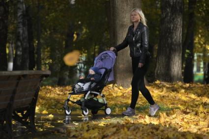 Тула. Женщина с ребенком гуляет в парке.