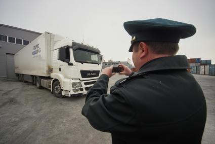 Екатеринбург. Таможенник осматривает фуру с виноградом из Узбекистана на территории Октябрьского таможенного поста Уральской таможни, ставшем одним из четырех постов в России, где проводится фитосанитарный контроль овощей, фруктов и сухофруктов из Узбекистана