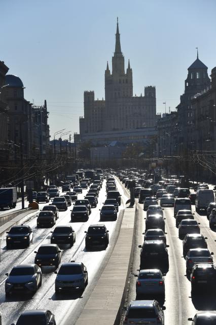 Москва. Поток машин на Садовом кольце.