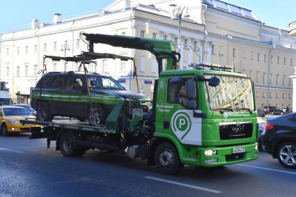 Москва. Эвакуация неправильно припаркованного автомобиля.