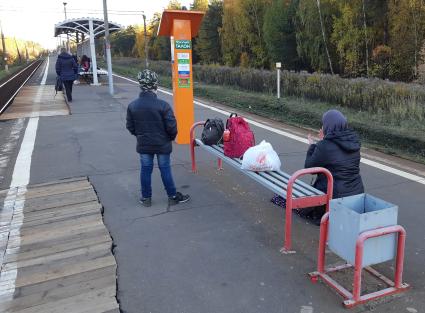 Москва. На платформе пригородных поездов.