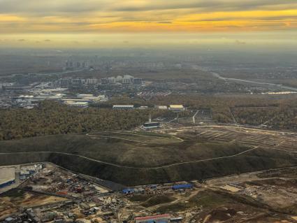 Московская область.  Вид из иллюминатора самолета на рекультвируемый полигон ТБО Саларьево.