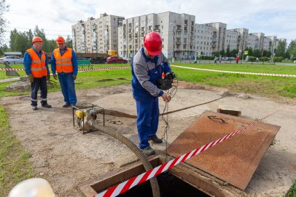 Ленинградская область. Аварийная бригада занимается поиском и ликвидацией утечки теплоносителя на сетях.