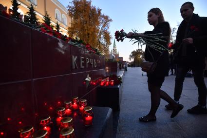 Москва. Москвичи несут цветы и свечи к памятнику города-героя Керчь в Александровском саду в знак траура по погибшим при нападении на керчинский колледж.